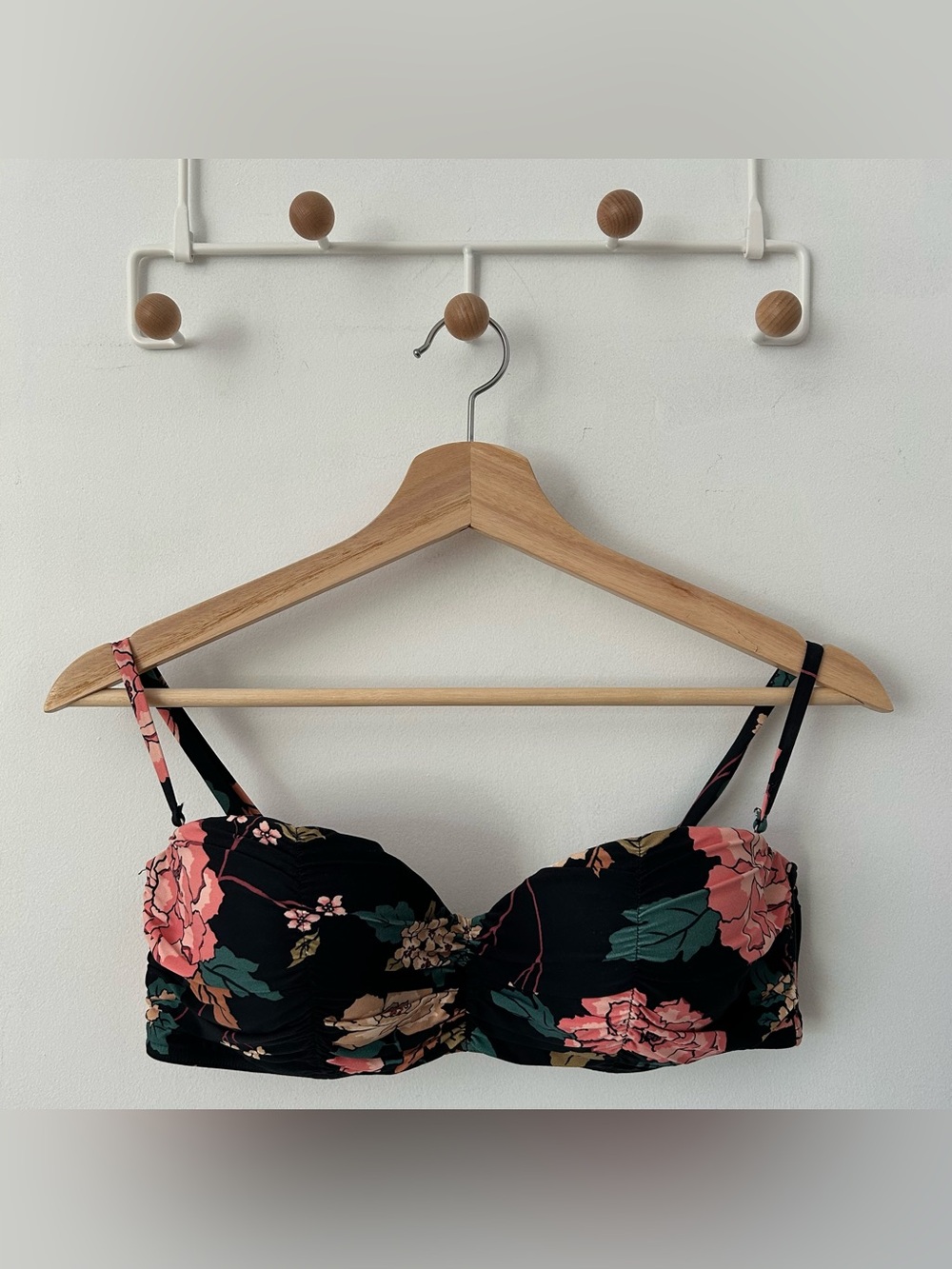 BILLABONG BLACK FLORAL SWIMMING TOP SIZE M-L